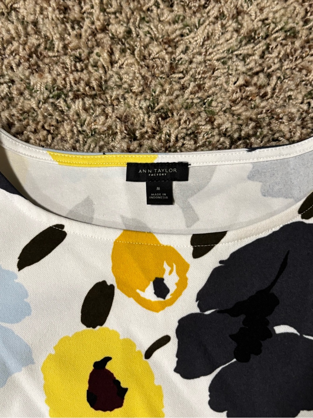 Ann Taylor Floral Print Women's Blouse in White, Yellow & Black - Picture 2 of 3